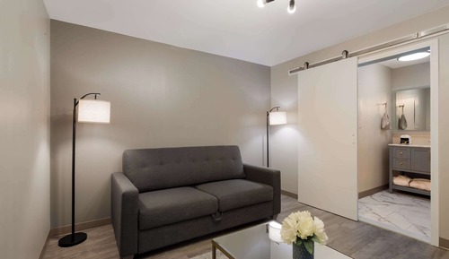 Suite, 1 très grand lit, non-fumeurs, réfrigérateur et four à micro-ondes (Larger Room)