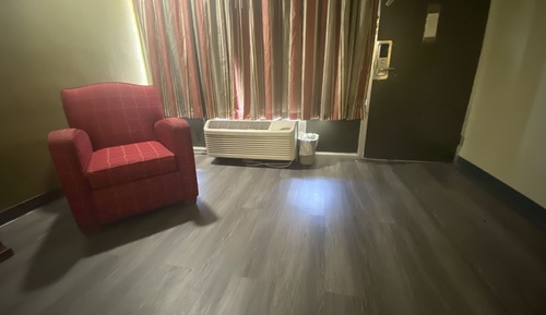 Chambre, 1 très grand lit, fumeurs