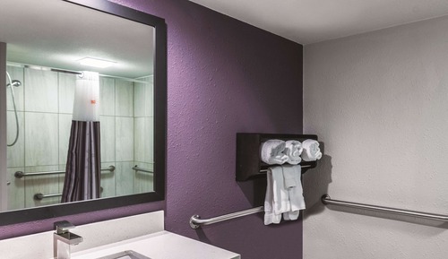Chambre, 1 très grand lit, accessible aux personnes à mobilité réduite (Mobility, tub w grab bars)