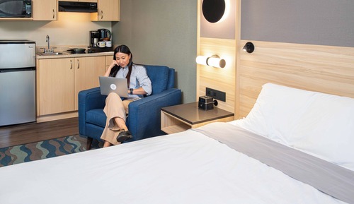 Chambre, 1 grand lit et 1 canapé-lit, coin cuisine