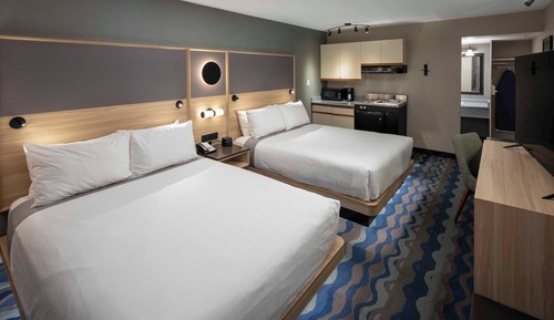 Chambre, 2 grands lits, coin cuisine