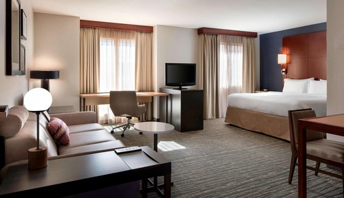 Chambre, 1 grand lit et 1 canapé-lit (Mobility/Hearing Tub)