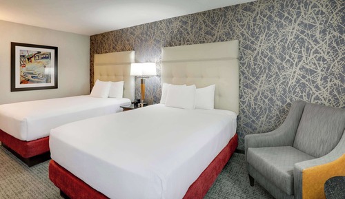 Chambre Deluxe, 2 grands lits, réfrigérateur et four à micro-ondes