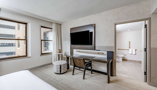 Chambre, 1 très grand lit, accessible aux personnes à mobilité réduite, baignoire