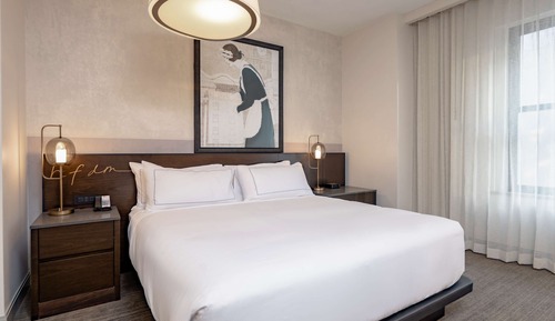 Chambre, 1 très grand lit, accessible aux personnes à mobilité réduite (Roll-In Shower)