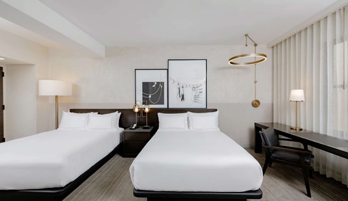 Chambre, 2 grands lits, accessible aux personnes à mobilité réduite, baignoire (Roll-In Shower)