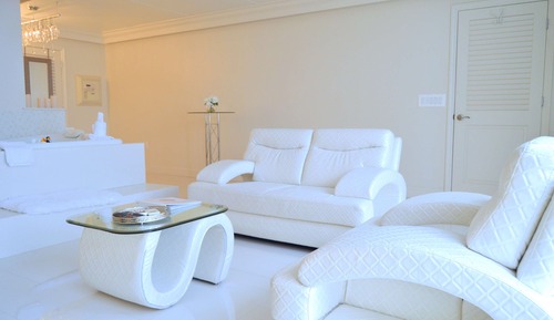 Suite, 1 très grand lit, bain à remous, vue ville