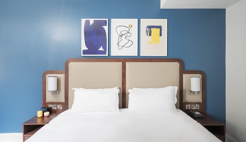Chambre Standard, 1 très grand lit, baignoire accessible aux personnes à mobilité réduite