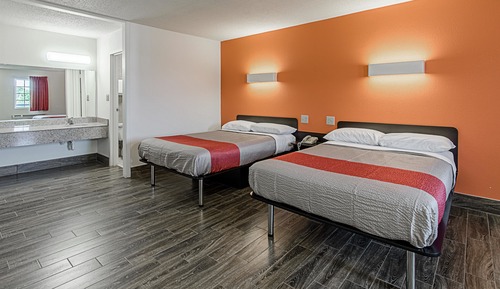 Chambre Standard, 2 lits doubles, non-fumeurs, réfrigérateur et four à micro-ondes