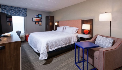 Chambre, 1 grand lit, accessible aux personnes à mobilité réduite, baignoire