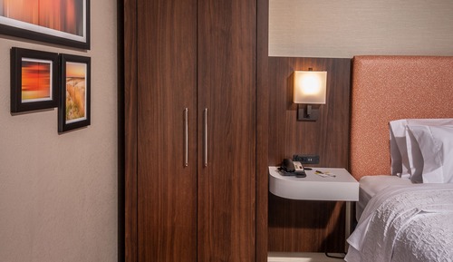 Chambre, 2 lits doubles, accessible aux personnes à mobilité réduite (Roll-In Shower)