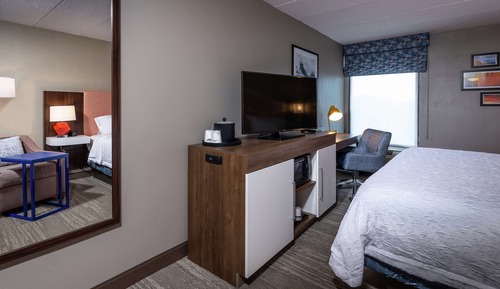 Chambre, 1 très grand lit, réfrigérateur et four à micro-ondes