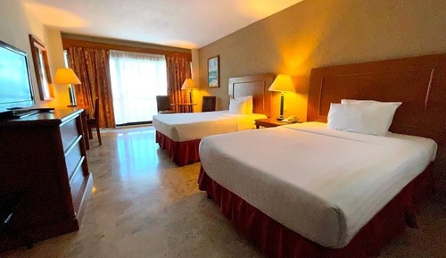Chambre Standard, 2 lits doubles, vue ville
