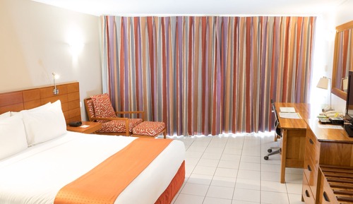 Chambre Premium, 2 grands lits, balcon, vue piscine