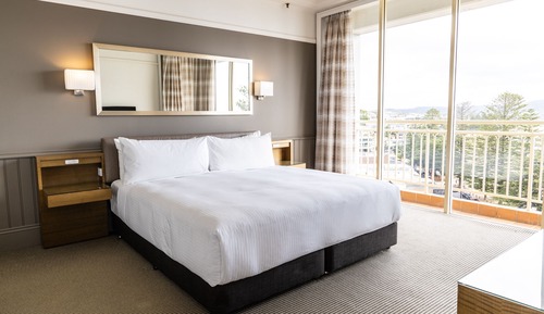Suite (Pine)