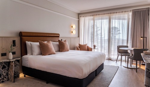 Chambre Premium, 1 très grand lit, accès au salon club, vue piscine (Balcony)