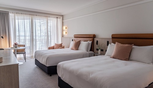 Chambre Premium, 2 grands lits, accès au salon club, vue piscine (Balcony)