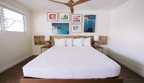 Chambre, 1 très grand lit, en bord de piscine