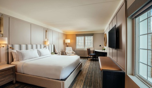 Chambre, 1 très grand lit, accessible aux personnes à mobilité réduite (Hearing)