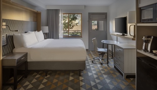 Chambre, 1 très grand lit, accès piscine, vue cour intérieure