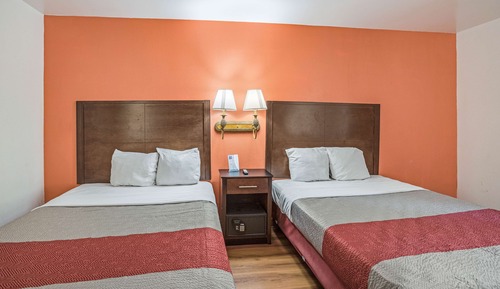 Chambre Deluxe, 2 grands lits, non-fumeurs, réfrigérateur et four à micro-ondes