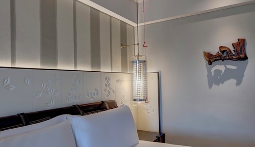 Chambre, 1 très grand lit, baignoire accessible aux personnes à mobilité réduite