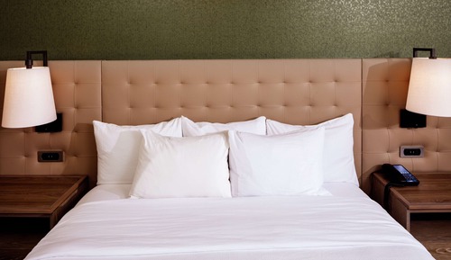 Chambre, 1 très grand lit, accessible aux personnes à mobilité réduite (Hearing)