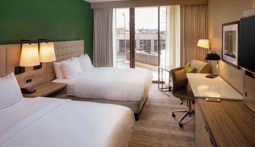 Chambre, 2 grands lits, vue ville
