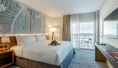 Chambre, 1 très grand lit, balcon, en front de mer (Stunning Ocean Front Balcony King Bed)