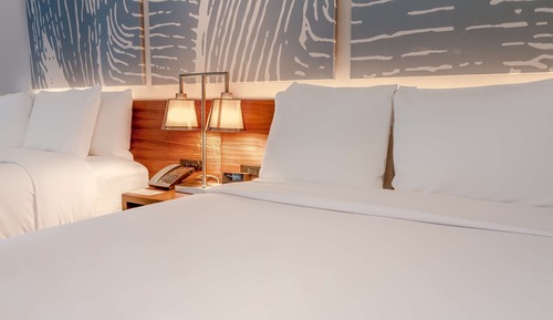 Chambre, 2 lits doubles, vue marina, dans la tour (Chic Intracoastal View Two Full Beds)