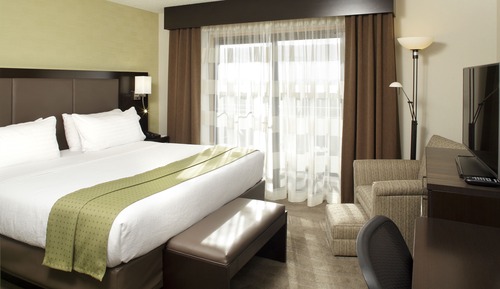 Chambre Standard, 1 très grand lit et 1 canapé-lit, accessible aux personnes malentendantes