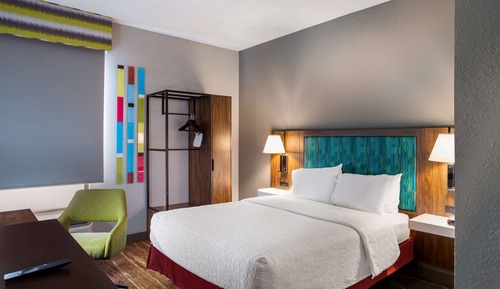 Chambre, 1 grand lit, accessible aux personnes à mobilité réduite, baignoire