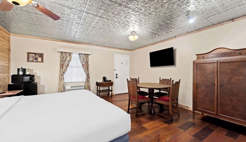 Chambre Standard, 1 très grand lit, non-fumeurs, réfrigérateur et four à micro-ondes