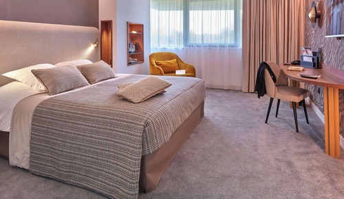Chambre Premium, 1 très grand lit, non-fumeurs, vue golf (Larger Room)