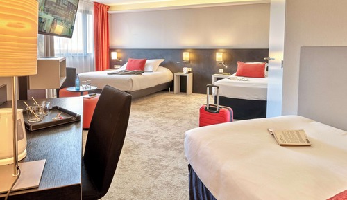 Chambre Familiale, plusieurs lits, non-fumeurs, chambres communicantes (Shower Only;Larger Room)