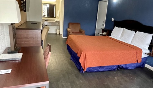 Chambre, 1 très grand lit, fumeurs