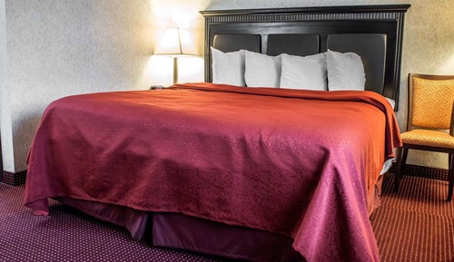 Chambre, 1 très grand lit, fumeurs, bain à remous