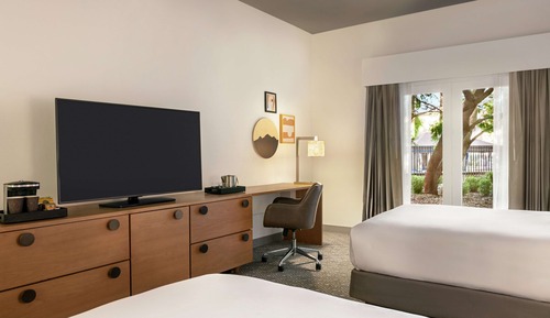 Chambre, 2 grands lits, vue piscine