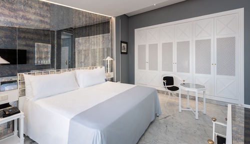 Chambre Supérieure, 1 très grand lit, terrasse (Single Use)