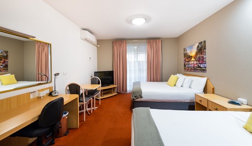 Chambre Deluxe avec lits jumeaux (Queen, No Pets)