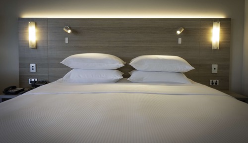 Chambre, 1 très grand lit, accessible aux personnes à mobilité réduite (Roll-In Shower)