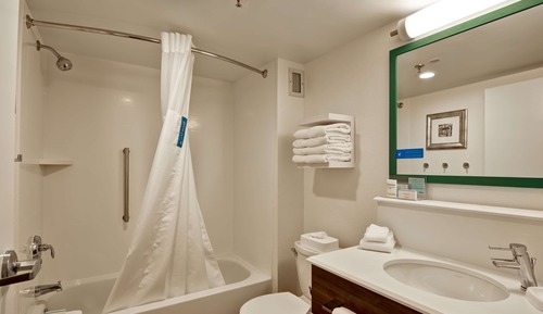 Chambre, 1 grand lit, accessible aux personnes à mobilité réduite, baignoire