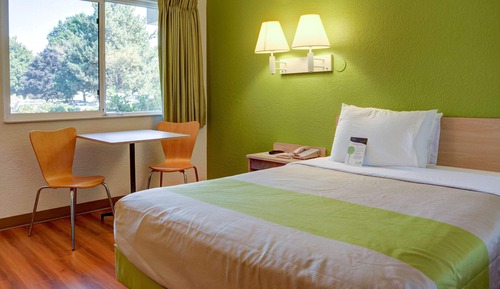 Chambre Deluxe, 1 grand lit, non-fumeurs, réfrigérateur et four à micro-ondes