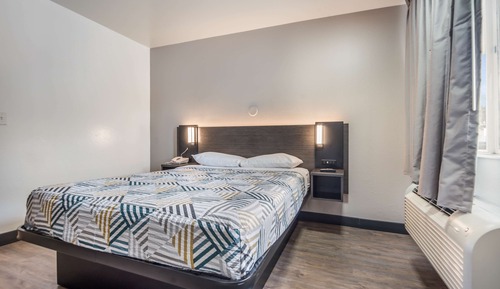 Chambre Deluxe, 1 grand lit, non-fumeurs, réfrigérateur et four à micro-ondes