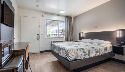 Chambre Deluxe, 1 grand lit, fumeurs, réfrigérateur et four à micro-ondes