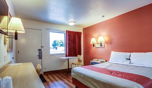 Chambre Deluxe, 1 grand lit, non-fumeurs, réfrigérateur et four à micro-ondes