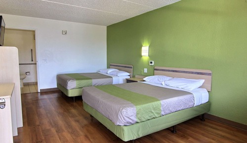 Chambre Deluxe, 2 grands lits, non-fumeurs, réfrigérateur et four à micro-ondes