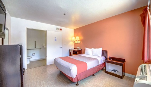 Chambre Deluxe, 1 grand lit, non-fumeurs, réfrigérateur et four à micro-ondes