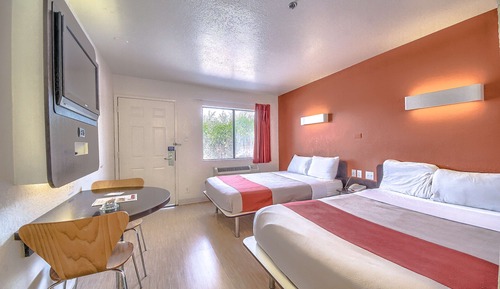 Chambre Deluxe, 2 lits doubles, non-fumeurs, réfrigérateur et four à micro-ondes