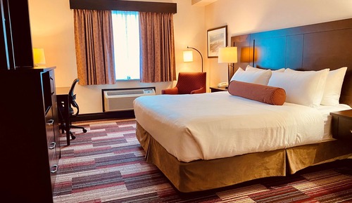Chambre Standard, 1 très grand lit, réfrigérateur et four à micro-ondes, rez-de-chaussée